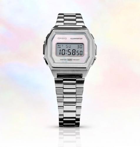 Рамка цифрового дисплея прямоугольных тонких ретро часов CASIO VINTAGE A1000D-7EF украшена белым перламутром.