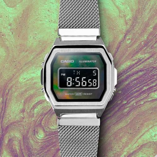 Рамка цифрового дисплея прямоугольных тонких ретро часов CASIO VINTAGE A1000M-1BEF украшена черным перламутром.