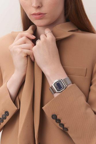 Современная модница, облаченная в наряд в стиле ретро с часами CASIO VINTAGE A1000M-1BEF выглядит просто шикарно.