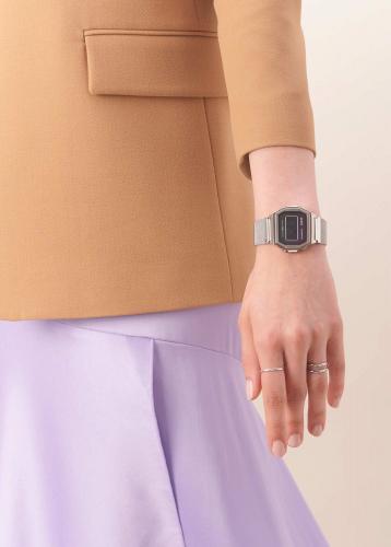Винтажные часы CASIO VINTAGE A1000M-1BEF в тандеме с вечерним платьем будут смотреться невероятвно женственно и легко.