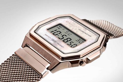Рамка цифрового дисплея прямоугольных тонких ретро часов CASIO VINTAGE A1000MCG-9EF украшена светлым перламутром.