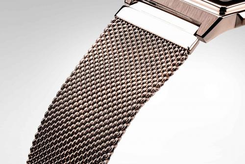 Миланский IP rose gold браслет винтажных фэшн часов CASIO A1000MCG-9EF из гладкого фактурного полотна с тонким плетением.