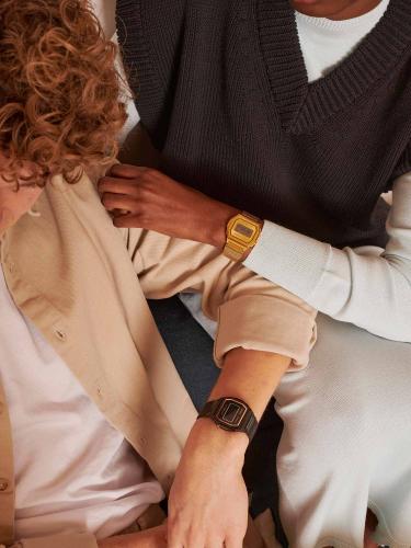 Серия цифровых винтажных часов CASIO VINTAGE на миланских браслетах представлена: A1000MG-9EF и A1000MB-1BEF.