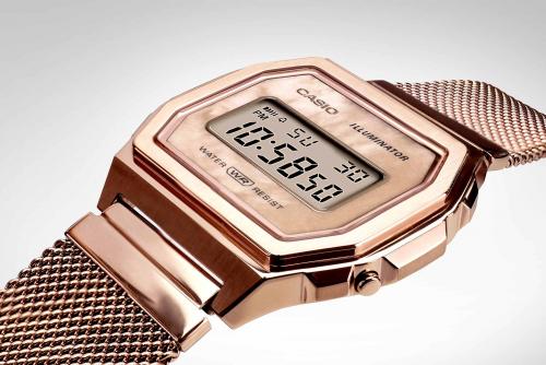 Рамка цифрового дисплея прямоугольных тонких ретро часов CASIO VINTAGE A1000MPG-9EF украшена розовым перламутром.