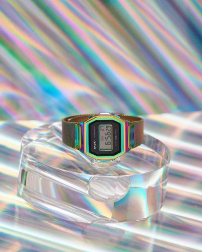 Уникальное радужное покрытие фешн часов CASIO VINTAGE A1000RBW-1ER создает завораживающую игру всех оттенков радуги.