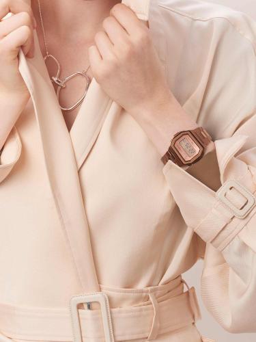 Винтажные IP rose gold часы CASIO VINTAGE A1000RG-5EF пленят своим изяществом и шармом модниц со всего мира.