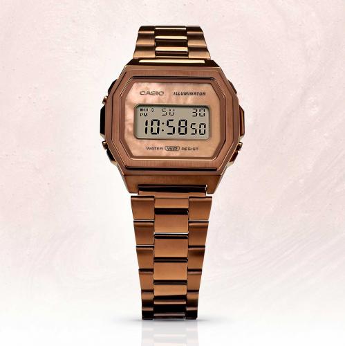 Рамка цифрового дисплея прямоугольных тонких ретро часов CASIO VINTAGE A1000RG-5EF украшена розовым перламутром.