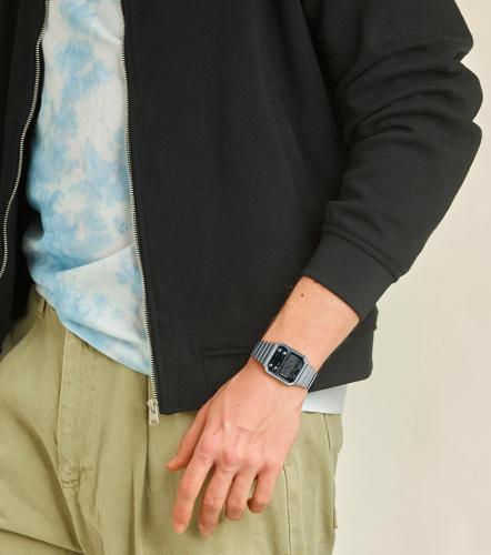 Прямоугольные часы CASIO A100WE-1AEF выполнены в стиле ретро, но обладают современной функциональностью.