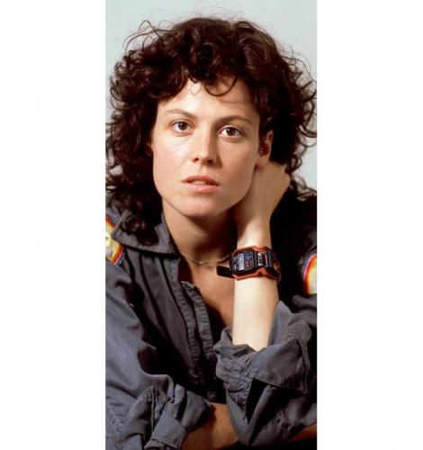 Офицер безопасности Рипли (Ripley) из фильма «Чужой» (Alien) с CASIO F-100, заложившими основу часов A100WEG-9AEF.