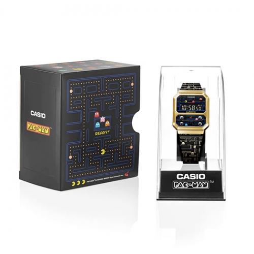 Часы CASIO A100WEPC-1BER комплектуются специальной черной упаковкой Pac-Man с логотипами сотрудничества и подставкой.