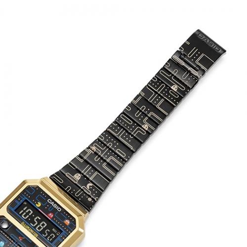 На верхней части ремешка часов CASIO A100WEPC-1BER выгравирована игровая сцена, где Pac-Man убегает от призрака.