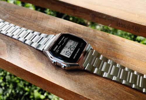 Жидкокристаллический дисплей часов VINTAGE A158WEA-1EF защищен ударопрочным и легким фигурным акриловым стеклом.