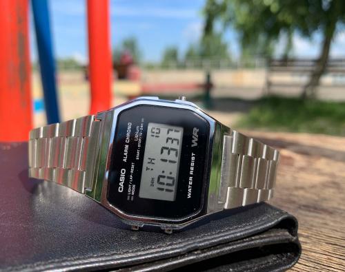 Часы VINTAGE A158WEA-1EF выполнены в современных тенденциях без лишних ярких цветовых аспектов на циферблате.
