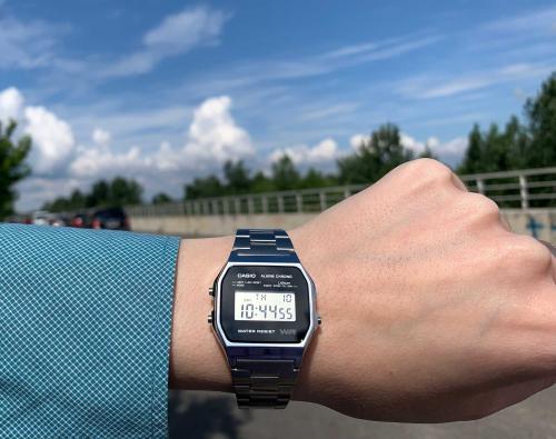 Серебристый браслет часов CASIO VINTAGE A158WEA-1EF выполнен из нержавеющей стали с регулируемой застежкой.