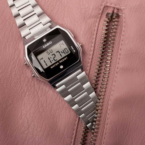 Солнце в ладонях теплое, винтажные часы CASIO A158WEA-1EF на руке, осень неспешно шлепает в сапожках на каблучке.