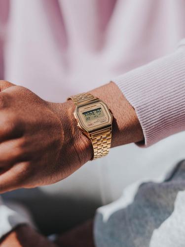Позолоченные IP gold часы CASIO VINTAGE A158WETG-9AEF гармонично сочетают в едином образе историю и современность.