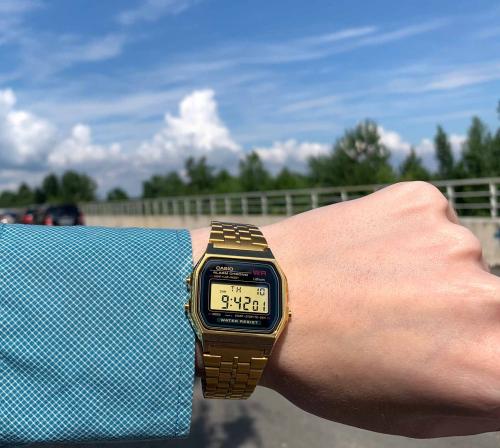 Электронные часы ярко-желтого цвета CASIO VINTAGE A159WGEA-1EF словно заряд жизненной энергии на запястье.
