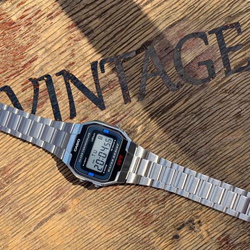 Часы VINTAGE A163WA-1QES пропитаны яркими тенденциями ушедшего века, гармонично вливаясь в современный мир.