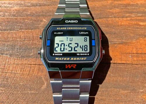 Жидкокристаллический дисплей часов CASIO A163WA-1QES защищен ударопрочным акриловым стеклом неправильной формы.