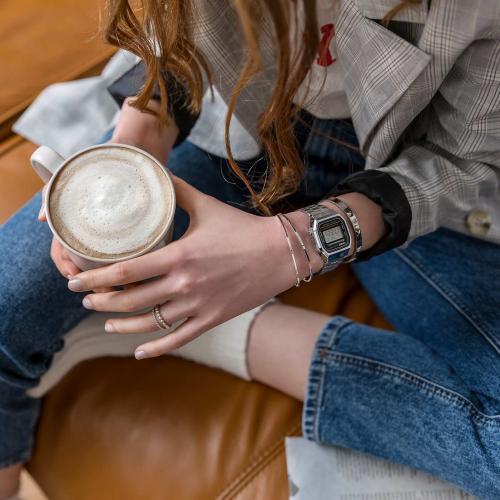 Здесь нет суеты, а только кофе, музыка и чувства, и винтажные часы CASIO A168WA-1YES, с которыми мы уже давно на ты.