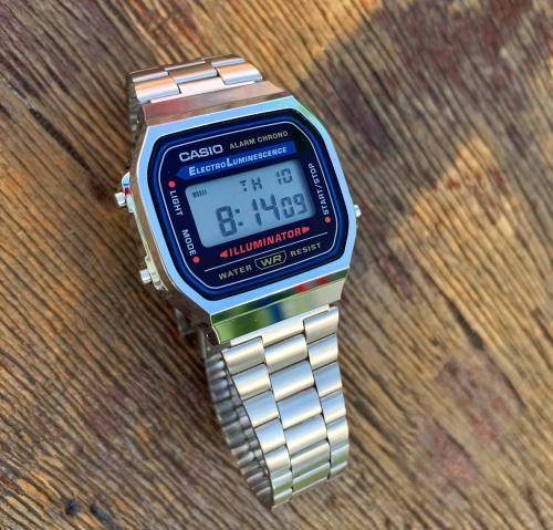 Часы VINTAGE A168WA-1YES унаследовали прямоугольную форму от оригинальных первых электронных часов CASIO - Casiotron.