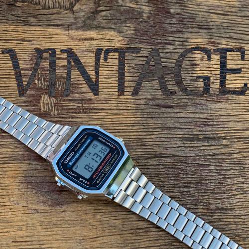 Цифровые ретро часы CASIO VINTAGE A168WA-1YES словно готовы возродить наиболее яркие тенденции моды 80-х годов.