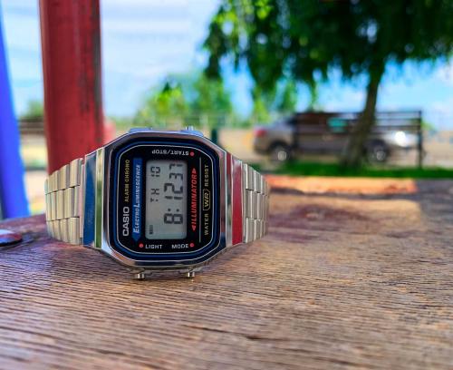 Прямоугольные электронные часы CASIO VINTAGE A168WA-1YES завладели сердцами современной Tik-tok молодежи.