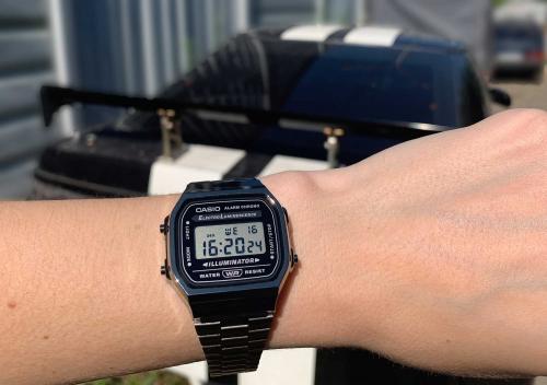 Часы A168WEGG-1AEF, словно машина времени DeLorean DMC-12 из фильма «Назад в будущее», пронзают пространство и время. 