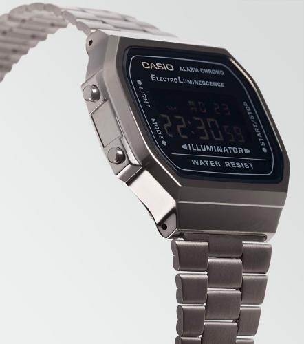 Инверсный монохромный дисплей винтажных часов CASIO VINTAGE A168WEGG-1BEF защищен легким акриловым стеклом.