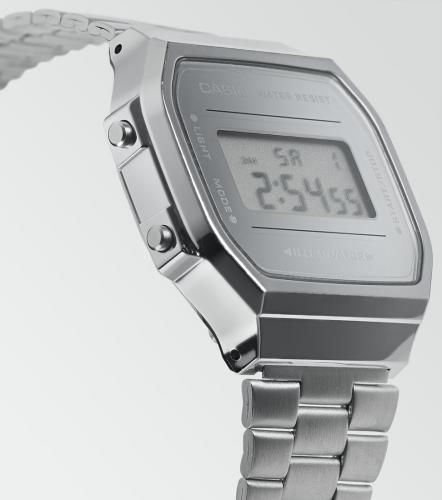 Контрастный монохромный дисплей винтажных часов CASIO VINTAGE A168WEM-7EF защищен легким акриловым стеклом.