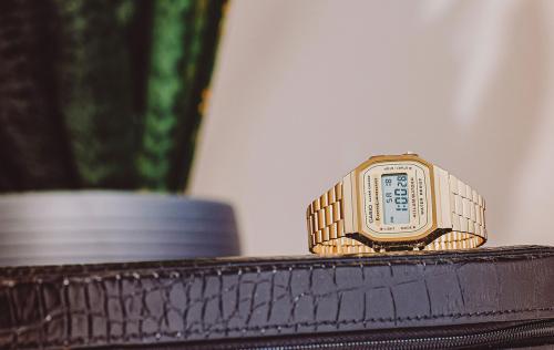 Желтые часы CASIO VINTAGE A168WG-9EF в стиле ретро, что на столе лежат беспечно, нам открывают двери в бесконечность.