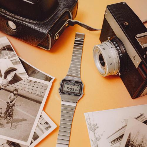 Альбомы старых фотографий, странички детских дневников, где дружба, ненависть, любовь, часы CASIO VINTAGE A700WE-1AEF.