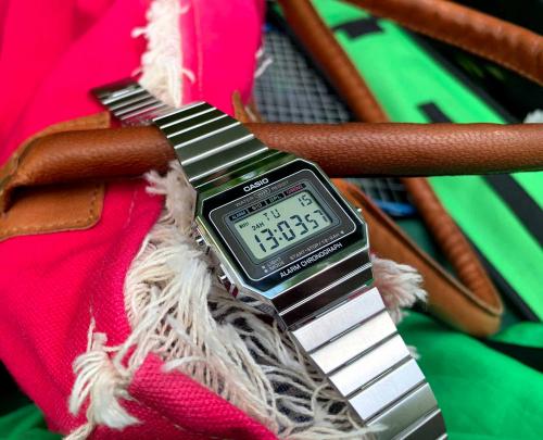 Стильные ретро часы CASIO VINTAGE A700WE-1AEF в комбинации с яркой тканевой сумкой создадут модный винтажный образ.