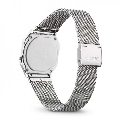 Серебристый миланский браслет часов CASIO A700WEM-7AEF выполнен из нержавеющей стали с регулируемой застежкой.
