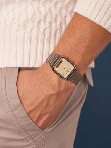 Винтажные часы CASIO VINTAGE AQ-230EGG-9AEF добавляют образу свободных ноток и убирают излишнюю чопорность.