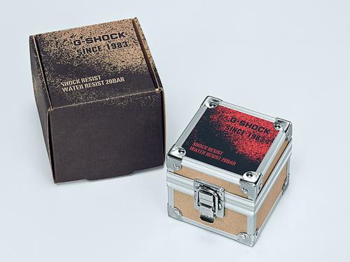 Противоударные аналогово-цифровые часы CASIO G-SHOCK AWG-M100SF-1H4ER поставляются в эксклюзивной упаковке.