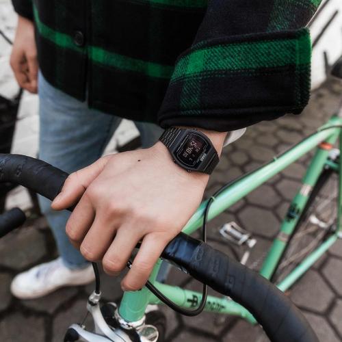 Винтажные часы CASIO VINTAGE B640WB-1BEF на стальном браслете Oyster вызывают легкую ностальгию о прошлом.