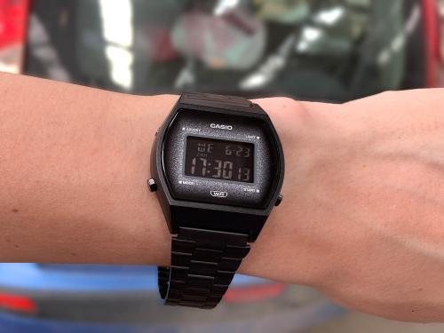Черные ретро фэшн часы CASIO B640WBG-1BEF Glitter совмещают в себе винтажный шик с повседневной удобностью.