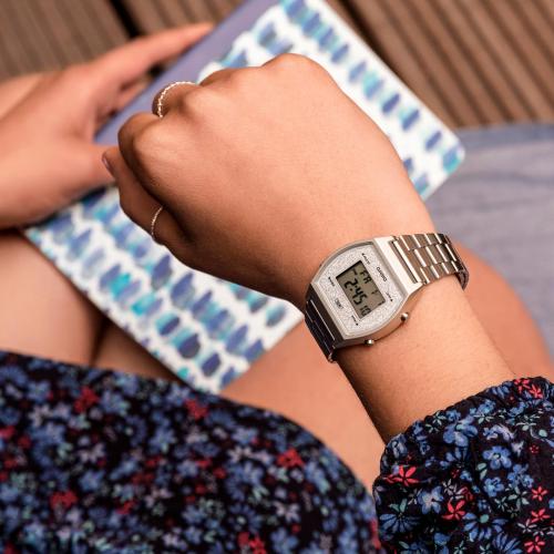Женские фэшн часы CASIO VINTAGE B640WDG-7EF с блестками делают вашу внешность более выразительной и неординарной.