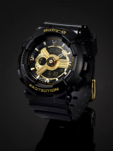 Позолоченный дисплей часов CASIO BABY-G BA-110-1AER с объемными блестящими индексами и эксцентричными стрелками.