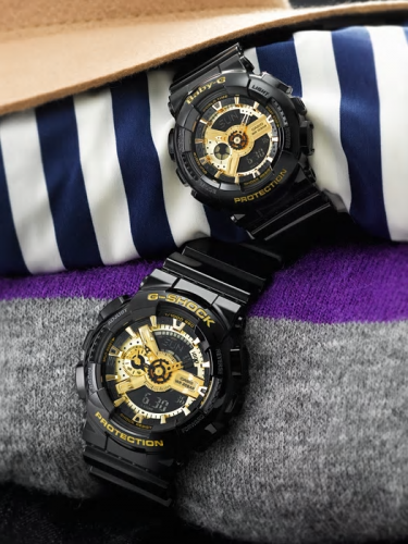 Парные часы CASIO G-SHOCK GA-110GB-1AER & BABY-G BA-110-1AER из глянцево-черного полиуретана с позолоченным циферблатом.