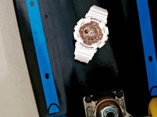 Позолоченный дисплей часов CASIO BABY-G BA-110-7A1ER с объемными блестящими индексами и эксцентричными стрелками.