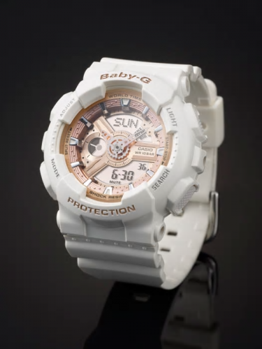 Элегантные часы CASIO BABY-G BA-110-7A1ER выполнены из глянцево-белого полиуретана с циферблатом в цвете розовое золото.