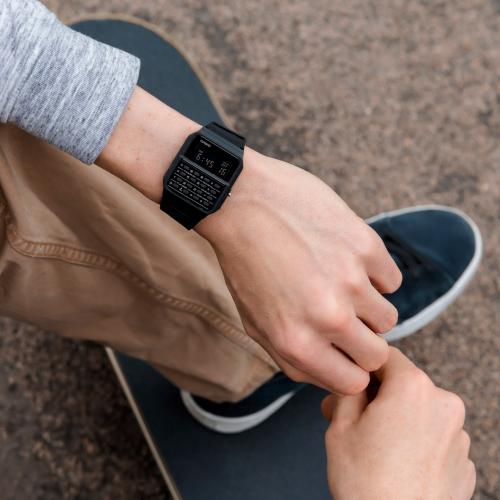 Калькулятор в ретро часах CASIO CA-53WF-1BEF позволяет оперативно производить простые математические вычисления.