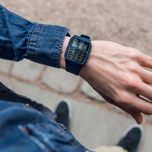 Калькулятор в ретро часах CASIO CA-53WF-2BEF позволяет оперативно производить простые математические вычисления.