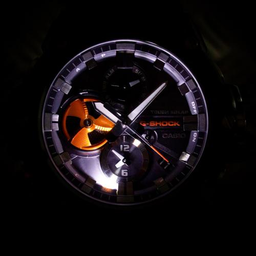 Подсветка аналогового дисплея часов CASIO G-SHOCK GST-B100B-1A4ER осуществляется с помощью светодиода.