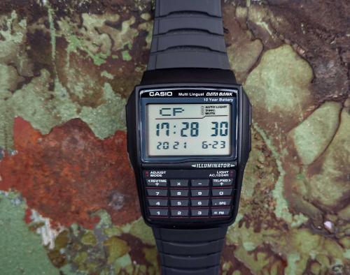 Часы CASIO VINTAGE DBC-32-1AES оснащены крупным трехуровневым цифровым дисплеем для улучшения читаемости.