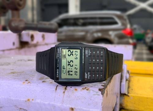 8-разрядный калькулятор в часах CASIO DBC-32-1AES позволяет оперативно производить математические вычисления.