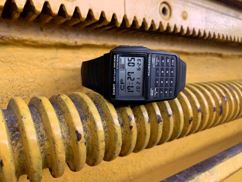 Встроенный конвертер валют в цифровые часах CASIO DBC-32-1AES позволяет легко осуществить перевод по заданому курсу.