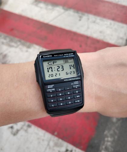 Черные часы CASIO VINTAGE DBC-32-1AES с калькулятором идеально подойдут для запястья большого и среднего размера.